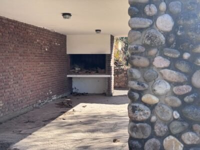 Venta de chalet en Tala Huasi, tres dormitorios.