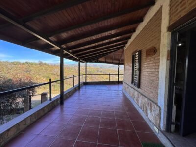 Venta de casa en Tala Huasi con piscina y excelentes vistas.
