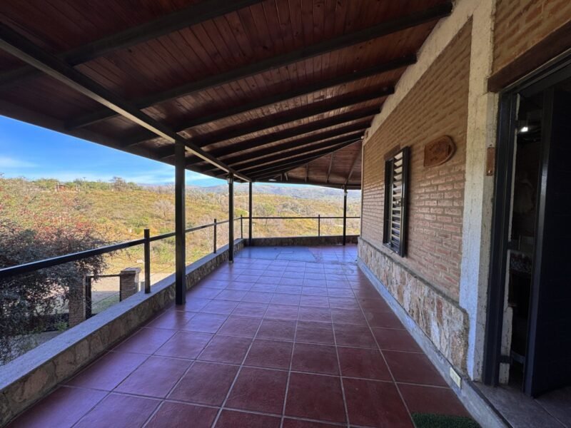 Venta de casa en Tala Huasi con piscina y excelentes vistas.