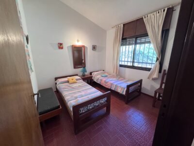 Venta de chalet en Tala Huasi, tres dormitorios.