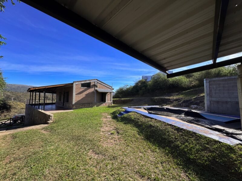 Venta de casa en Tala Huasi con piscina y excelentes vistas.