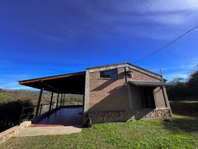 Venta de casa en Tala Huasi con piscina y excelentes vistas.