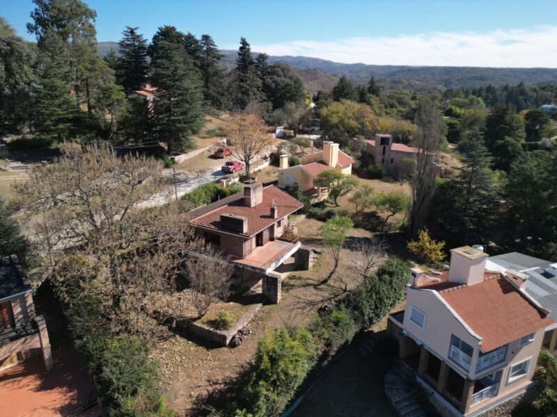 Venta de chalet en Tala Huasi, tres dormitorios.