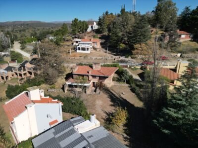 Venta de chalet en Tala Huasi, tres dormitorios.
