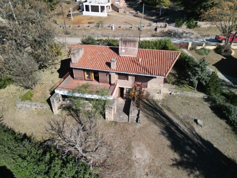 Venta de chalet en Tala Huasi, tres dormitorios.