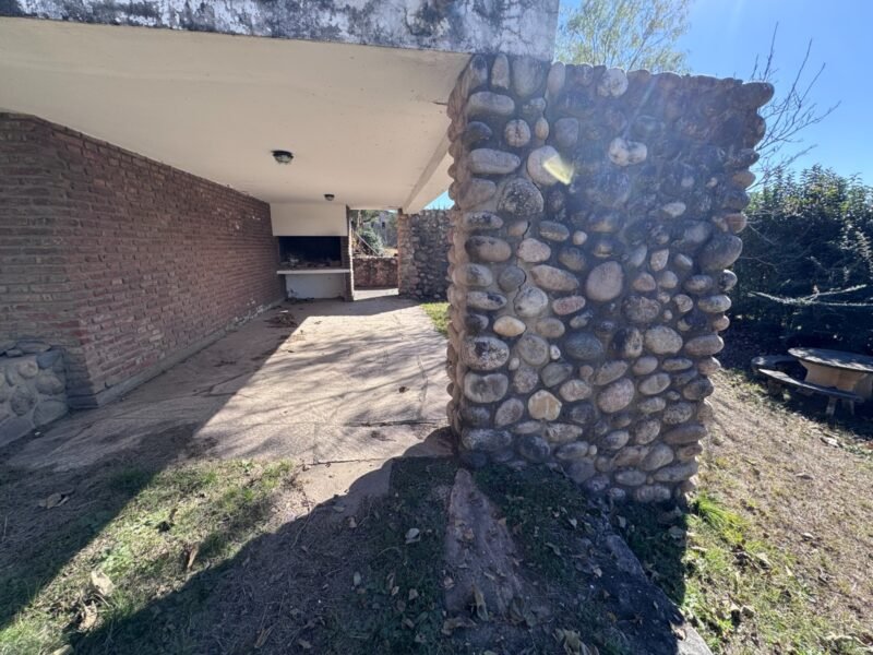 Venta de chalet en Tala Huasi, tres dormitorios.