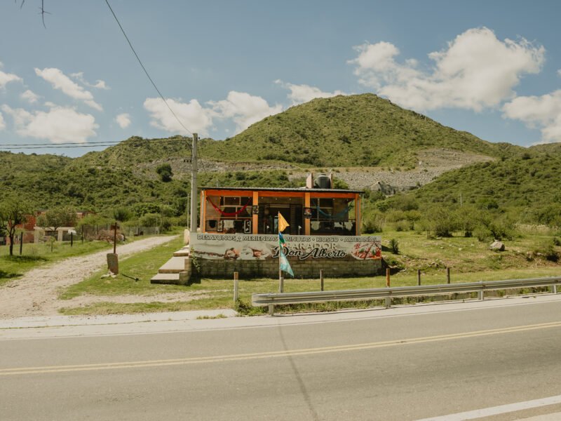 Venta de local comercial en San Antonio de Arredondo. Las Jarillas sobre la ruta.