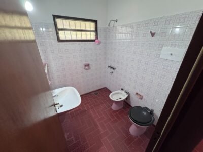 Venta de chalet en Tala Huasi, tres dormitorios.