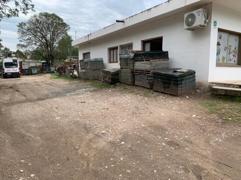 Venta de local comercial más galpón en Icho Cruz