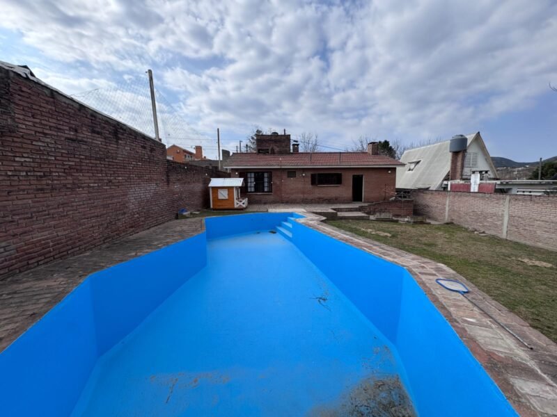 Casa con pileta en Villa Carlos Paz, a 50 mts del río y a minutos del centro. Apta Crédito.