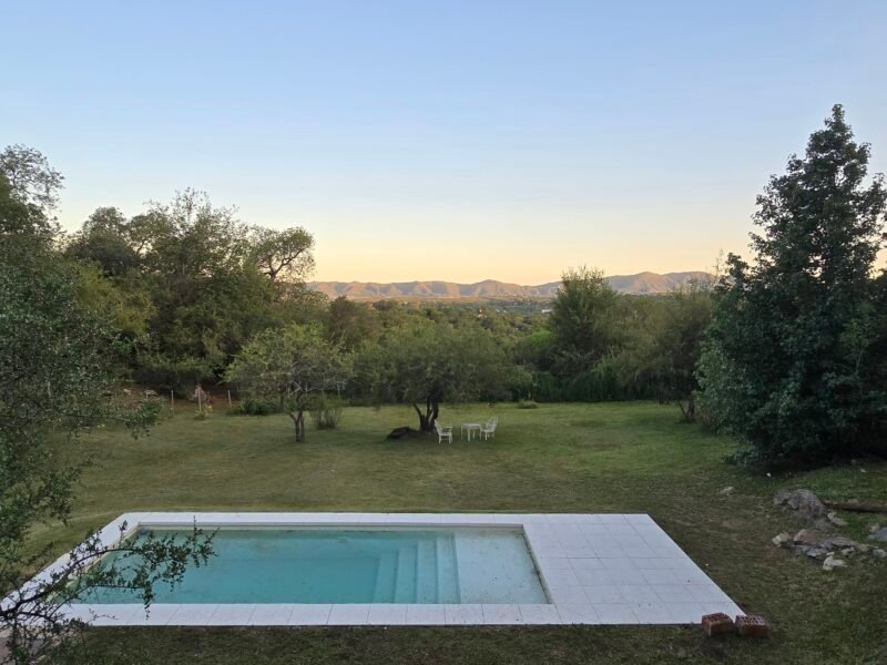 Venta de propiedad en Cuesta Blanca con piscina.