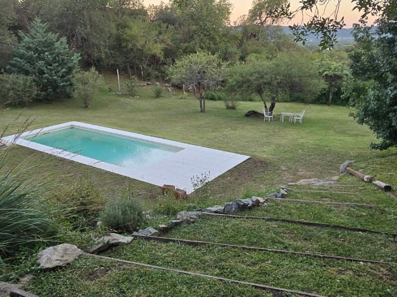 Venta de propiedad en Cuesta Blanca con piscina.