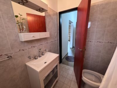 Casa con pileta en Villa Carlos Paz, a 50 mts del río y a minutos del centro. Apta Crédito.