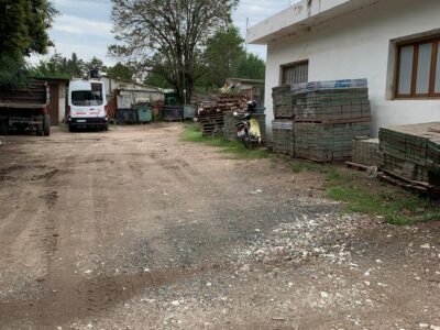 Venta de local comercial más galpón en Icho Cruz
