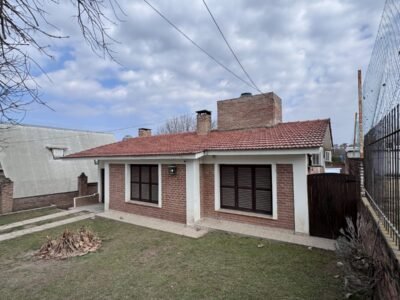Casa con pileta en Villa Carlos Paz, a 50 mts del río y a minutos del centro. Apta Crédito.